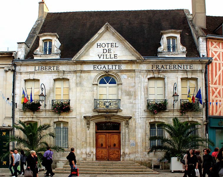 757px-Auxerre_-_Hotel_de_ville_2.jpeg